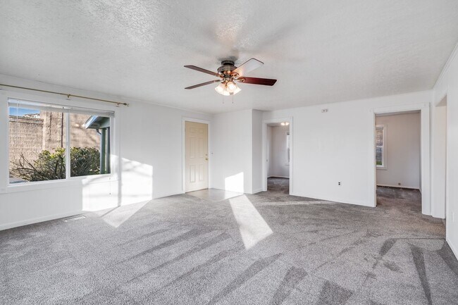 Building Photo - Beautiful 2 Bed, 1 Bath Rental Home in Happy Valley Neighborhood!