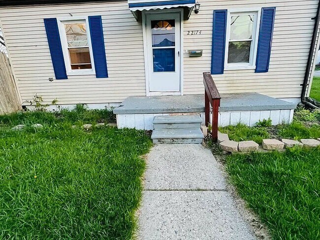 Foto del edificio - 22174 Donald Ave