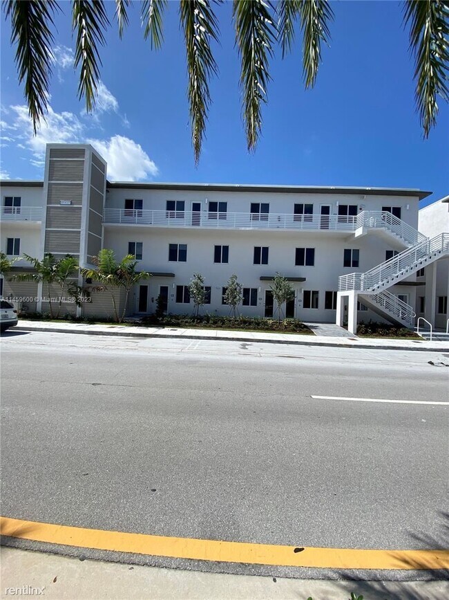 Foto del edificio - 3 br, 2.5 bath House - 10300 NW 66th St Ap...