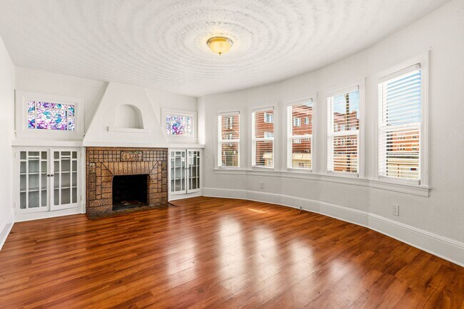 Foto del edificio - Spacious 3-Bedroom House in Oakland's Meadow Brook