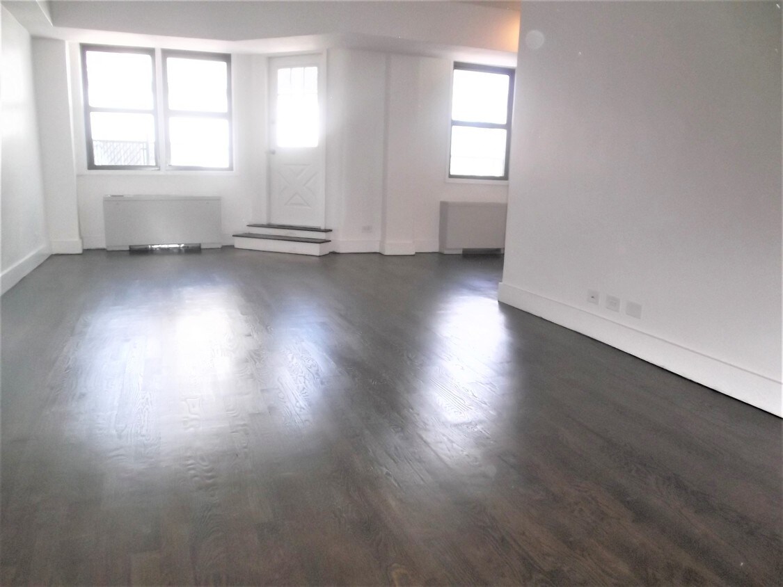 Primary Photo - 220 E 63rd St