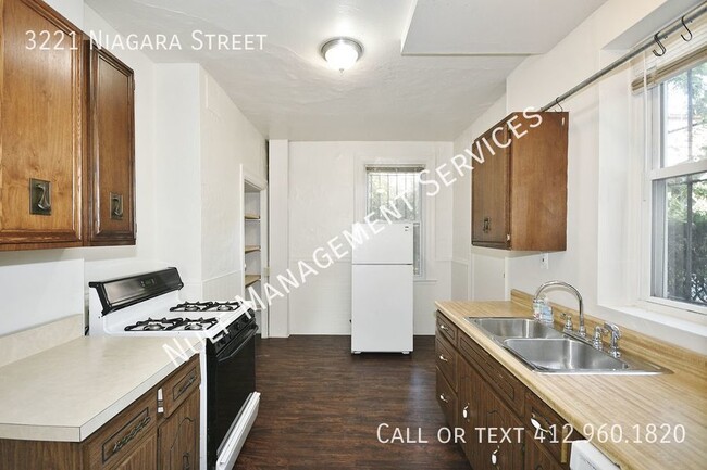 Building Photo - 5 Bed, 1 bath house in Oakland