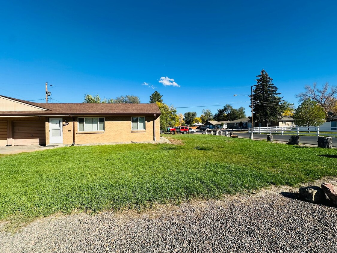 Modern and Spacious Duplex Style Home with... - Modern and Spacious Duplex Style Home with...