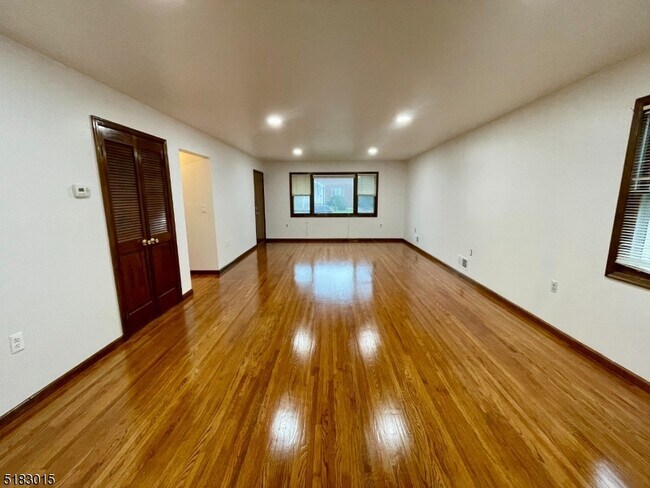 Foto del edificio - 77 Cloverdale Rd