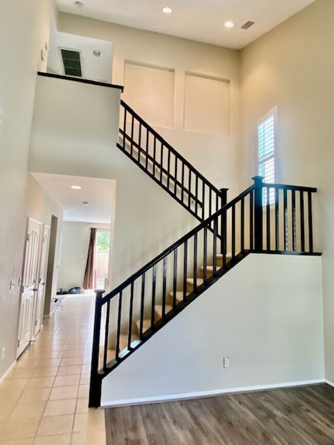 Foto del edificio - NEWLY PAINTED 2 BED, 3 BATH HOME IN NORTH ...
