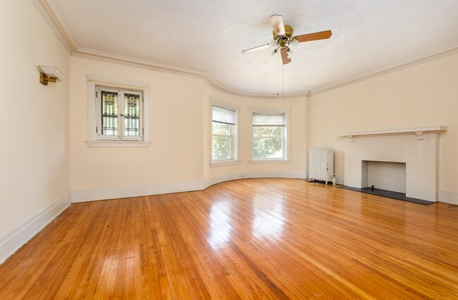 Building Photo - 5841 N Kenmore Ave