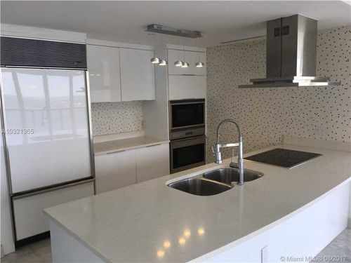 Building Photo - 495 Brickell