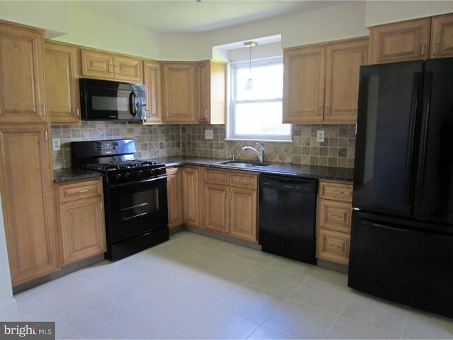 Foto del edificio - 1053 Hilltop Rd