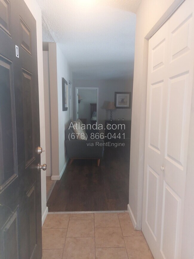 Building Photo - 3595 Woodbriar Cir