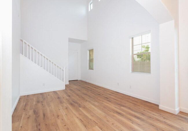 Building Photo - 1367 S Country Club Dr