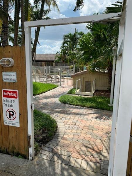 Foto del edificio - 728 NE 13th Ct