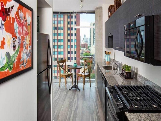 Foto del edificio - 733 N LaSalle Dr