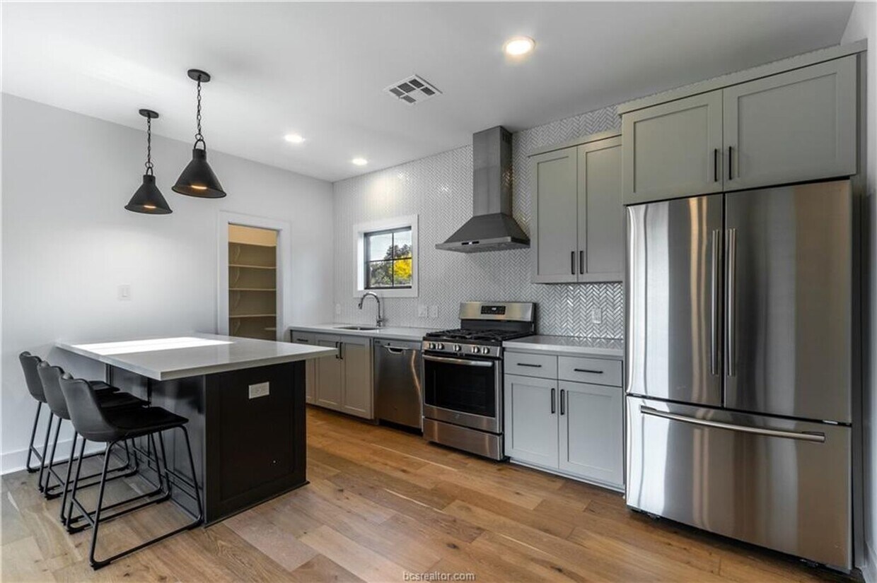 Primary Photo - Immediate Move-In! 2/2 Garage Apartment in...