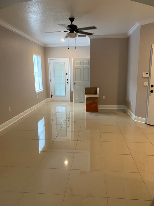 Sala de estar/entrada - 3129 Santorini Ct