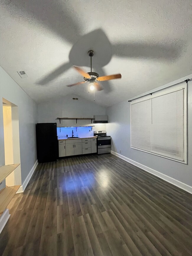 kitchen and living room area are in the same space. - 3150 S Lyons Ave