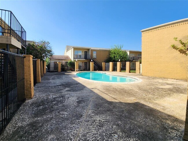 Foto del edificio - 8100 Creekbend Dr