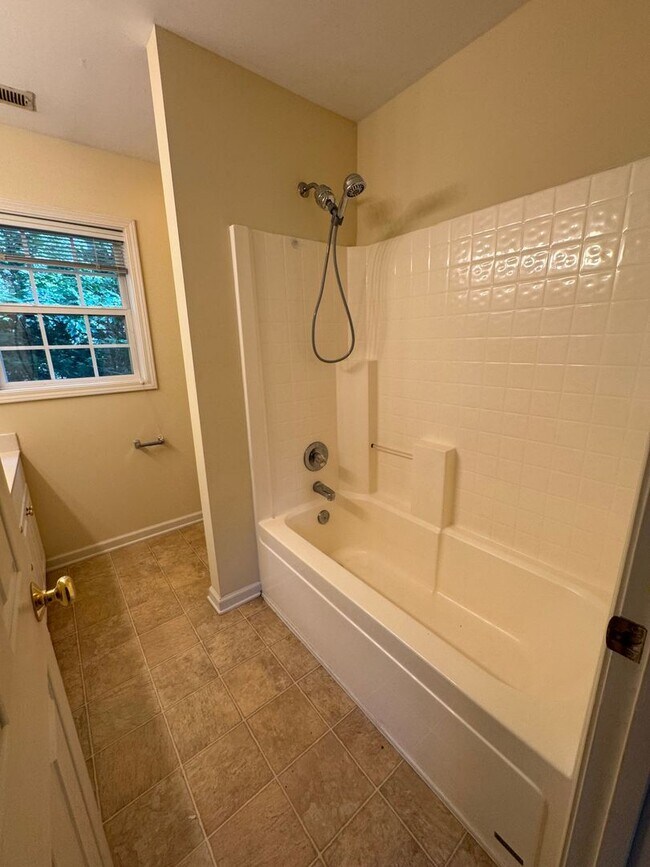 Foto del edificio - Desirable 2BR Townhome Near Downtown Hickory — Utilities Included