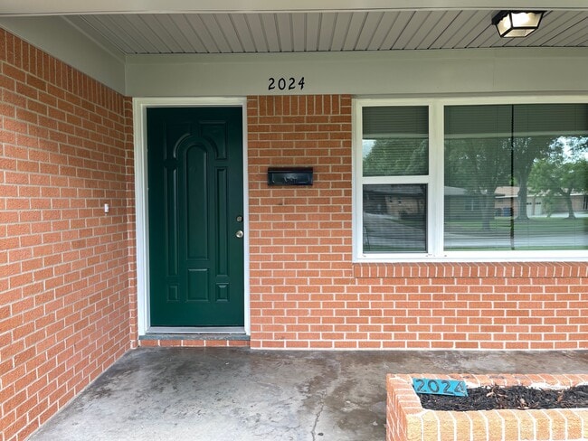 Entrada frontal acogedora - 2024 1st St N