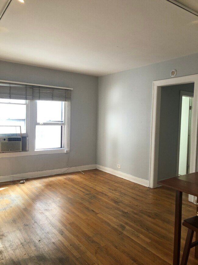 Foto del edificio - 2324 N Lincoln Park W