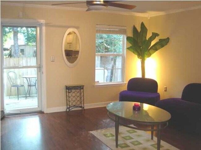 Foto del edificio - 2 Bedroom End Unit Townhouse in Central Location!