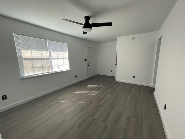 Building Photo - 3 bedroom, 1.5 bath Townhouse