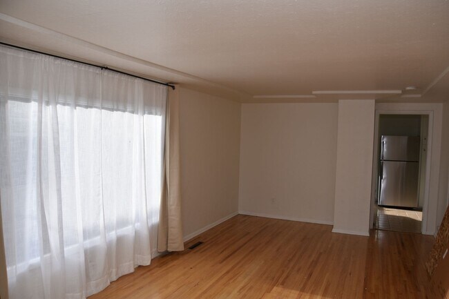 Foto del edificio - 4 Bedroom 1 Bath South Tacoma 2 Story Home