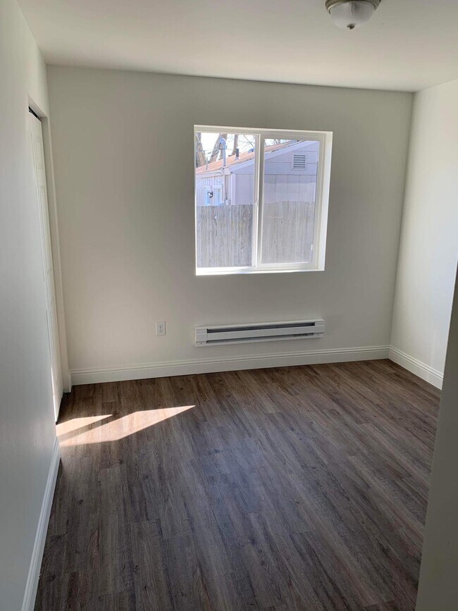 Building Photo - Duplex Right Side