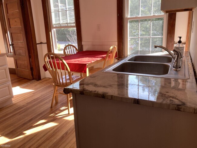Foto del edificio - 3 br, 1 bath 4plex - 47 Simonds Street 1