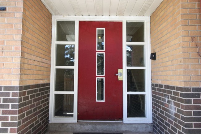 Foto del edificio - 8780 Dawson St