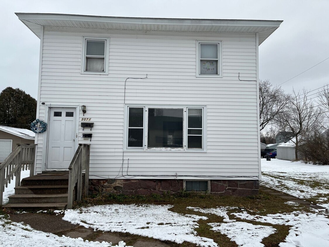 307 Lake St Unit Lower, Merrill, WI 54452 Room for Rent in Merrill