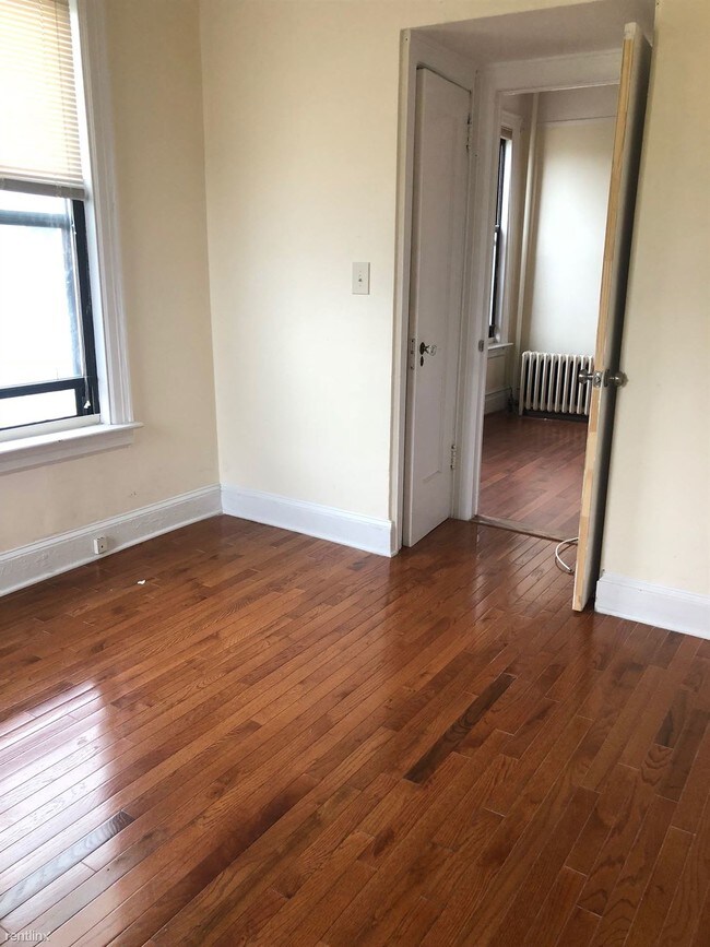 Building Photo - 2 br, 1 bath Apartment - 2152 41st St
