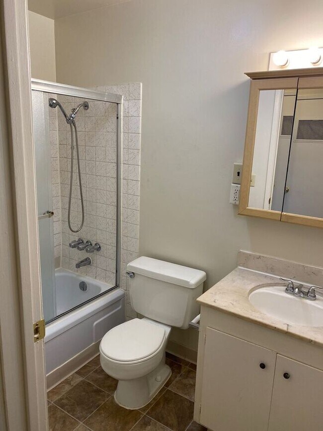 Building Photo - Great 2 Bedrooms 2 Bath