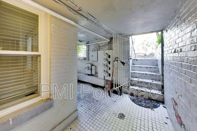 Building Photo - 1952 Calvert St NW