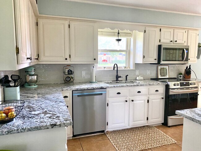 Building Photo - 10757 Knollwood Dr