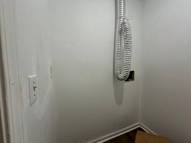 Building Photo - Large Upgraded Two Bedroom Townhome