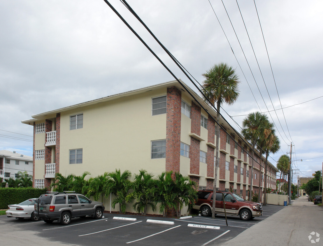 Building Photo - Camelot East Apartments