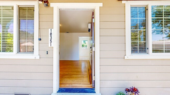 Building Photo - Beautiful 2 Bedroom 2 Bathroom Single Fami...
