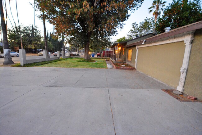 Building Photo - 7416 Owensmouth Ave