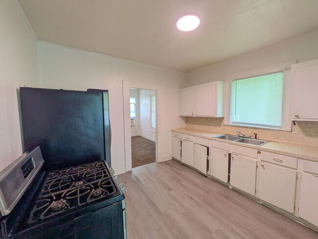 Building Photo - 1491 Brockman St