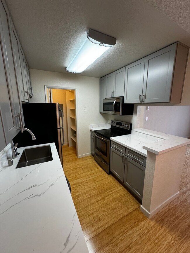 Building Photo - Stunning 1BD/1BA Condo - Great Location!
