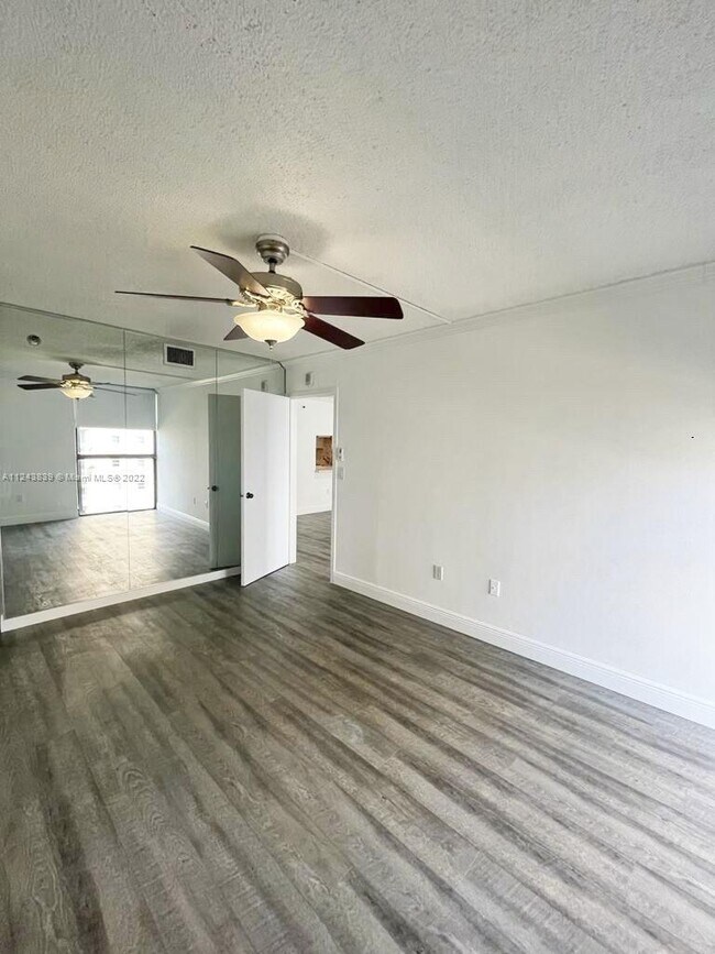 Building Photo - 2501 Brickell Ave