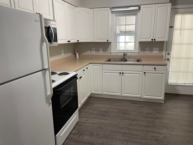 Building Photo - 477 Youree - Duplex