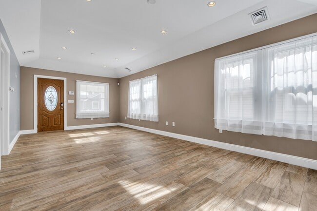 Building Photo - 35 Lipman Pl