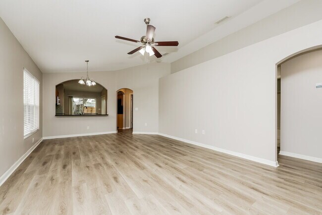 Foto del edificio - 447 Maple Pointe Dr