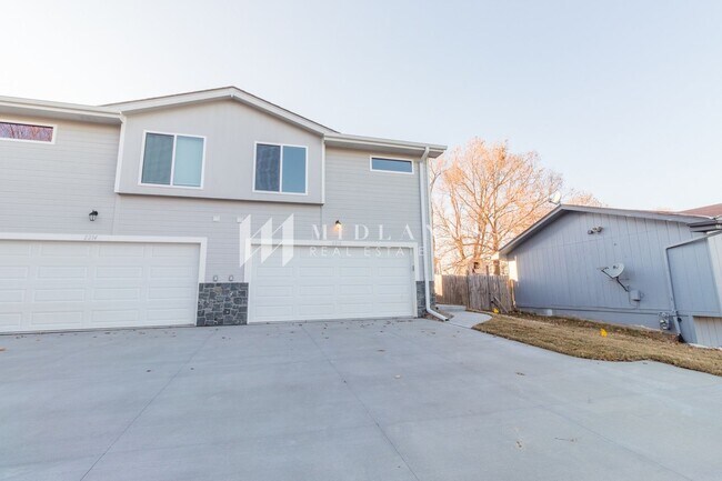 Foto del edificio - New Construction Duplex in Elkhorn!