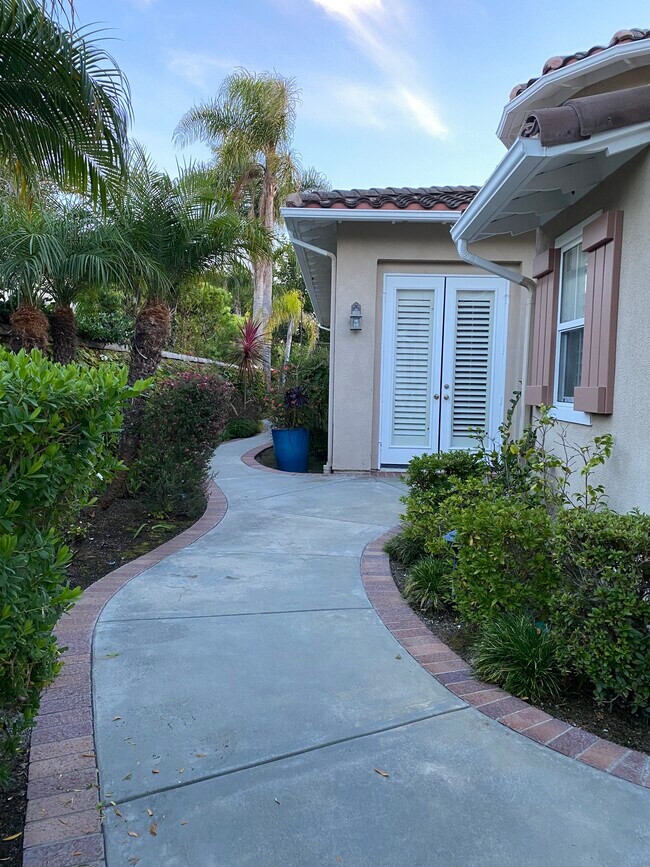 Private court yard - 6662 Brentwood Dr