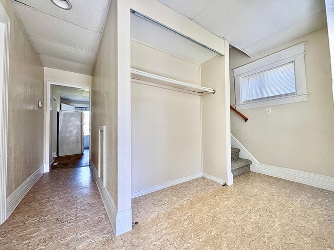 Building Photo - 117 E Fox St