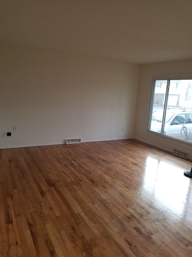 Building Photo - 9 Thoroughbred Ln