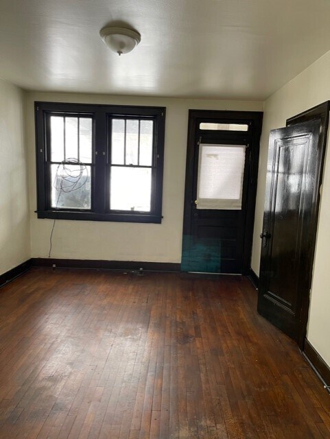 Building Photo - 909 Chartiers Ave