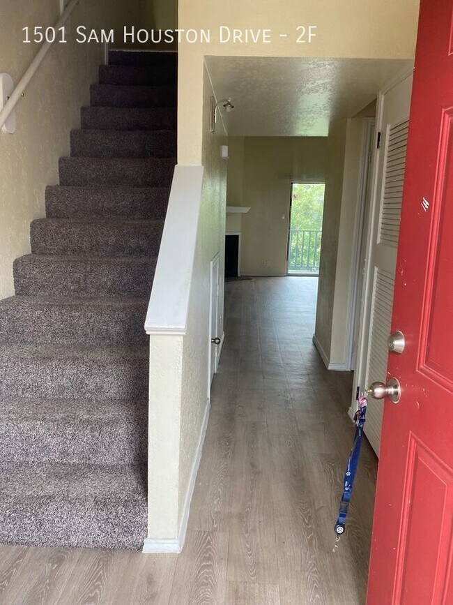 Building Photo - Now leasing - ask about our move-in specials